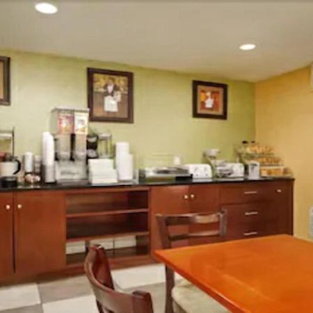 Days Inn By Wyndham Long Island City Нью-Йорк Экстерьер фото