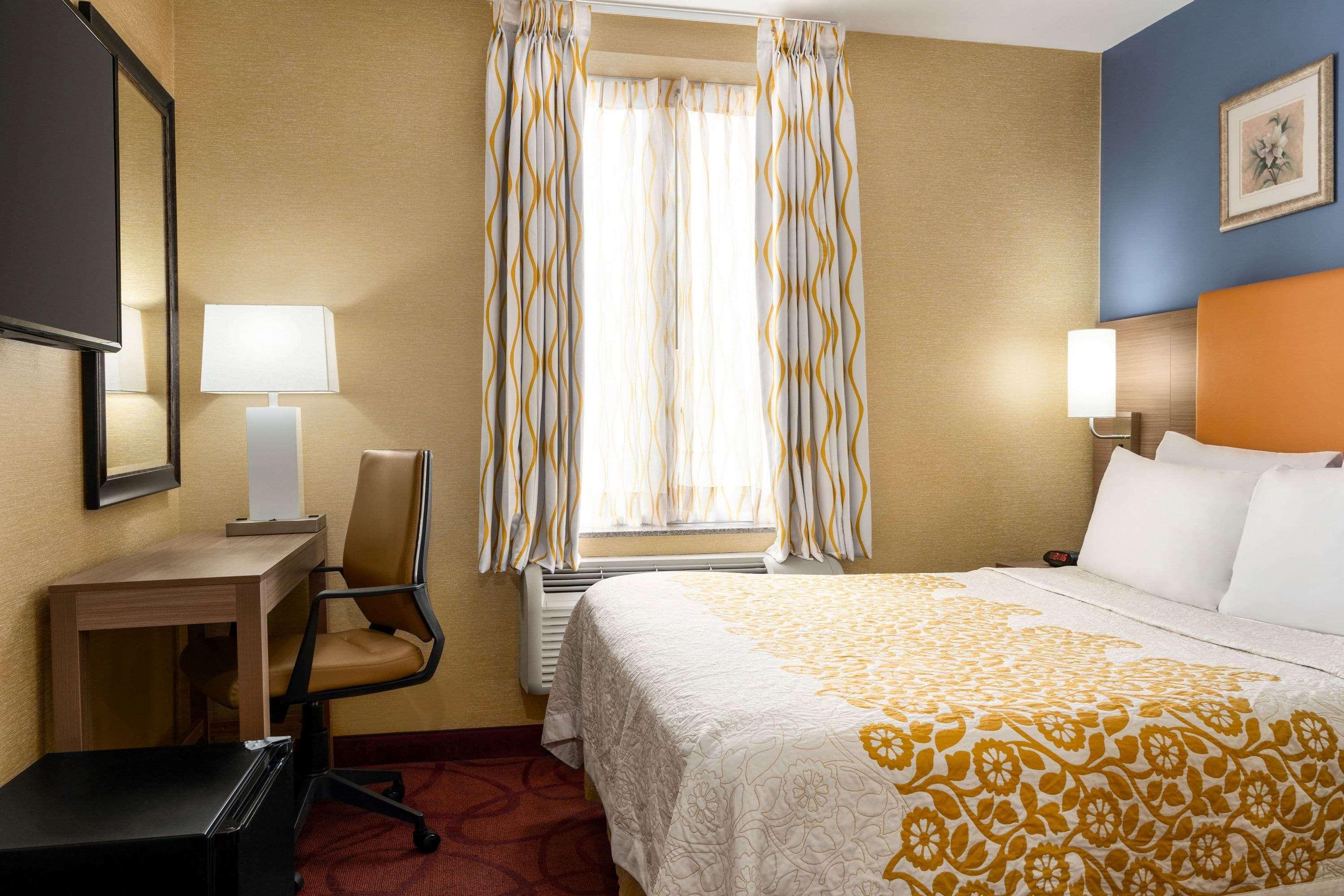 Days Inn By Wyndham Long Island City Нью-Йорк Экстерьер фото
