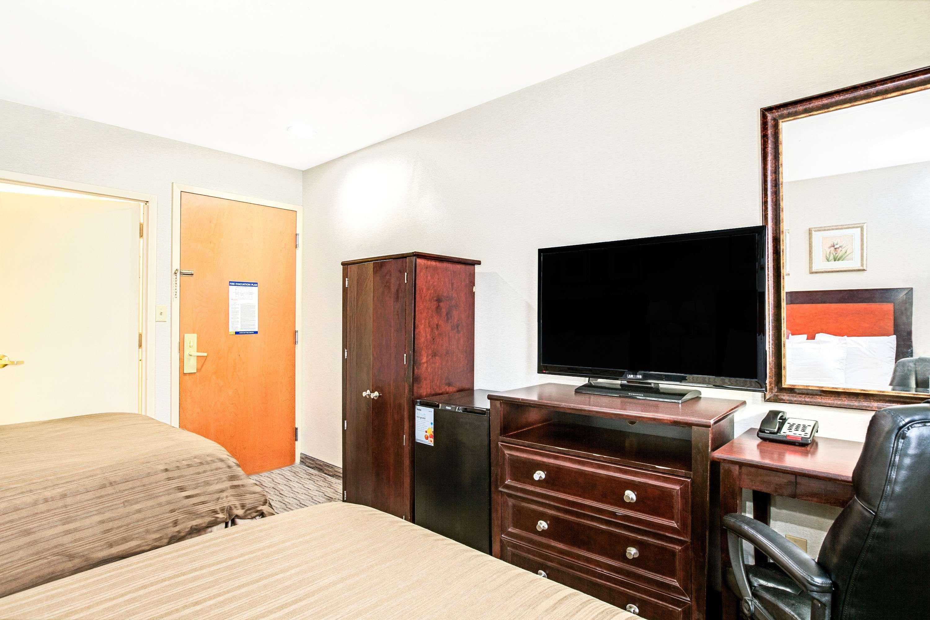 Days Inn By Wyndham Long Island City Нью-Йорк Экстерьер фото