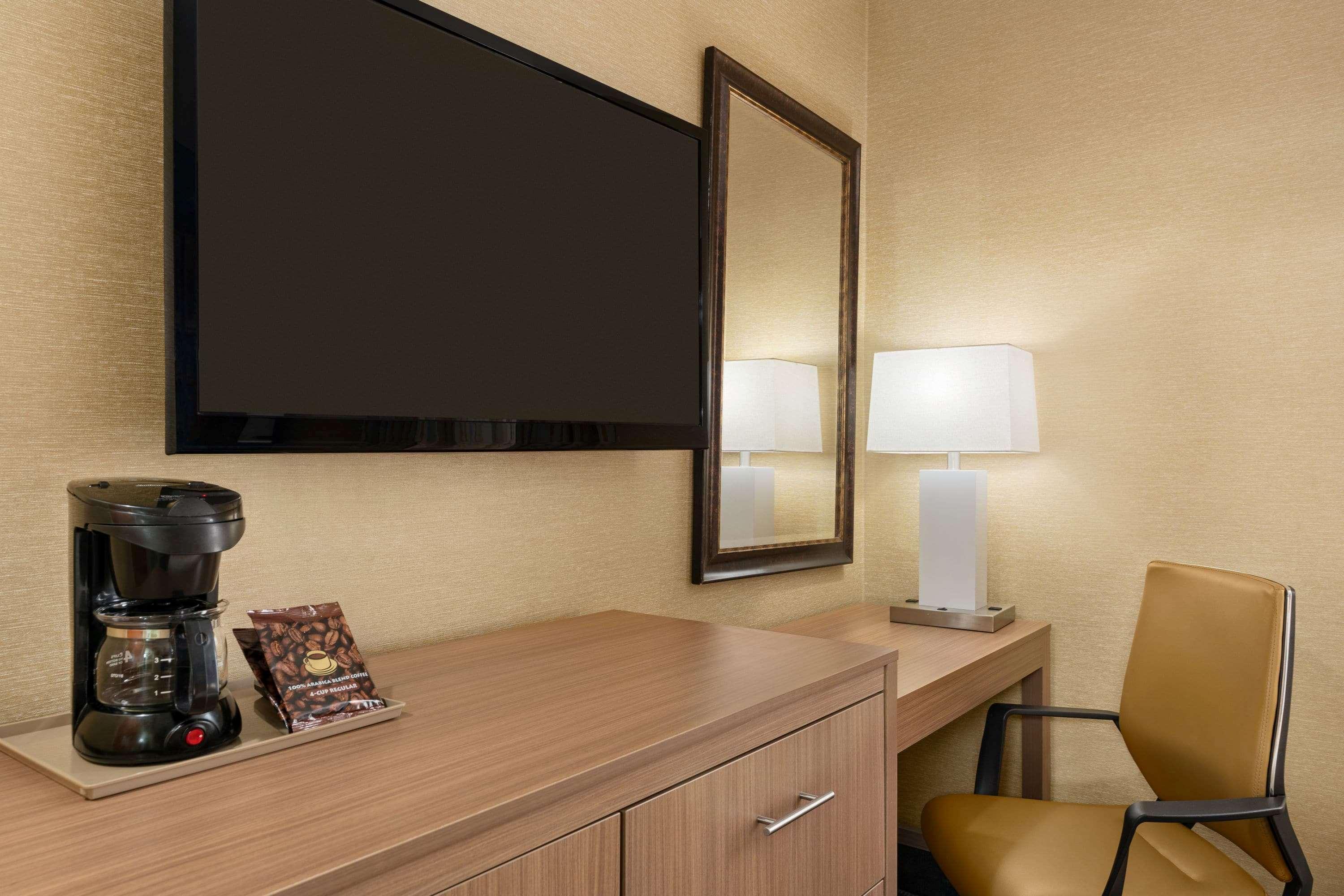 Days Inn By Wyndham Long Island City Нью-Йорк Экстерьер фото
