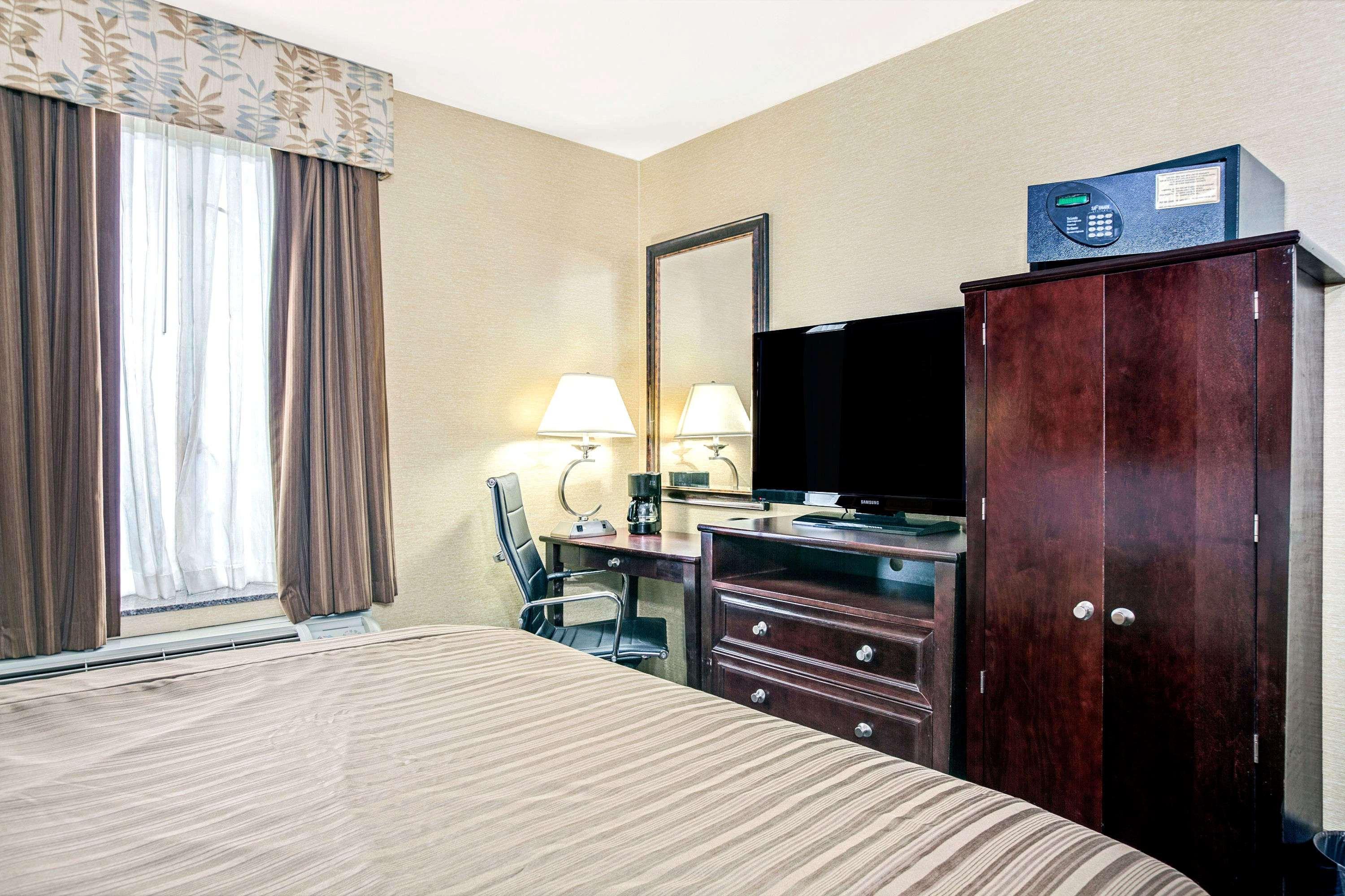 Days Inn By Wyndham Long Island City Нью-Йорк Экстерьер фото