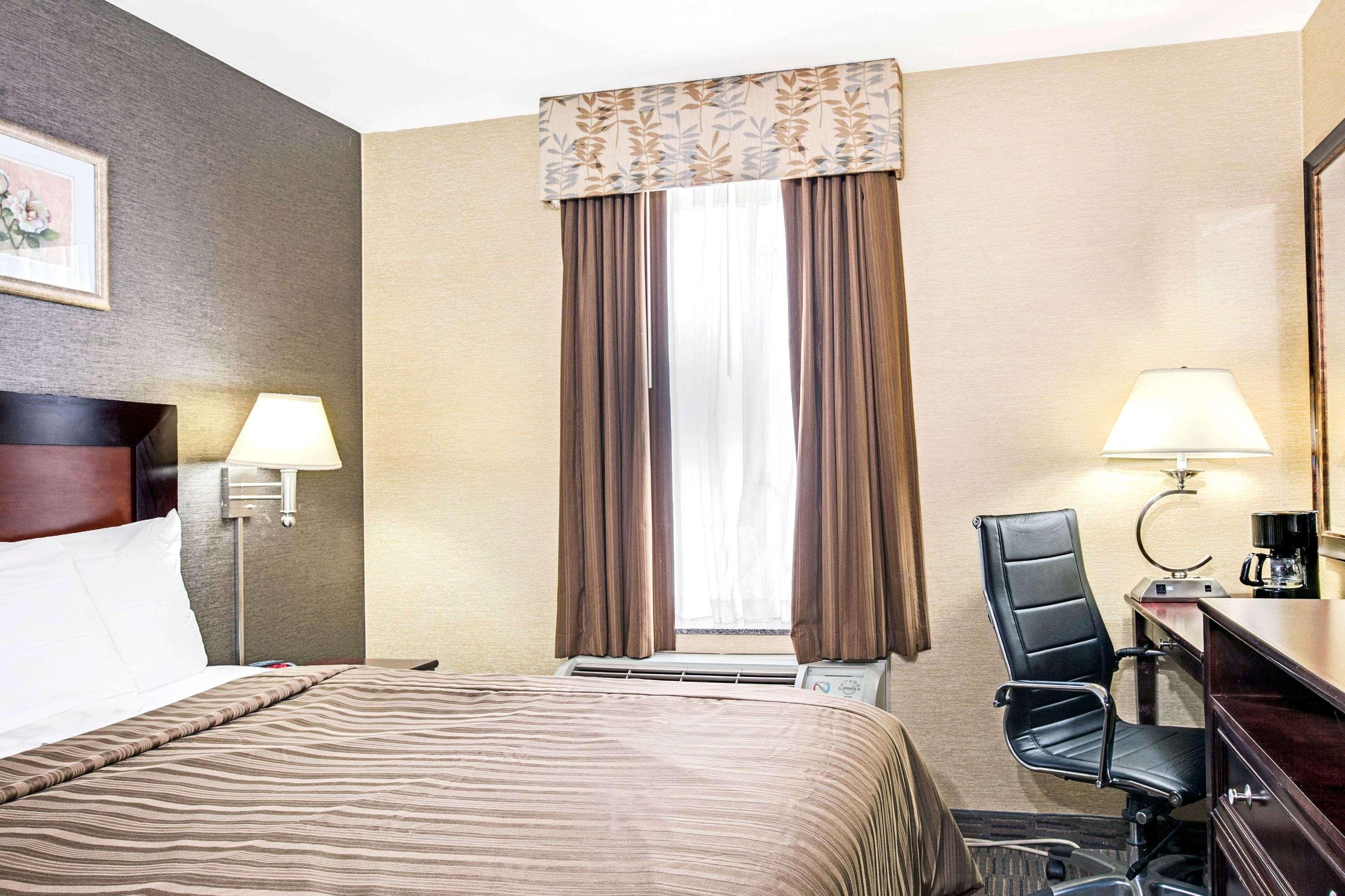 Days Inn By Wyndham Long Island City Нью-Йорк Экстерьер фото