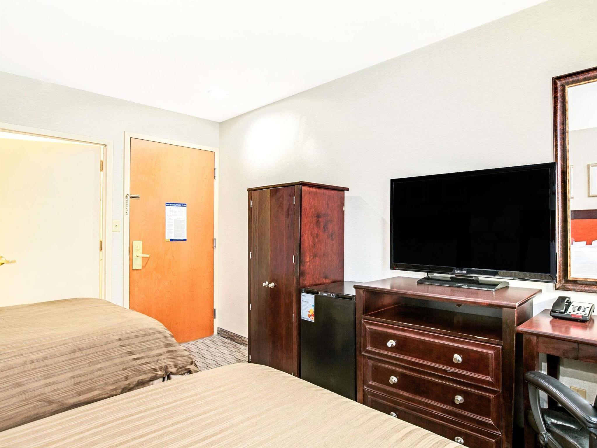 Days Inn By Wyndham Long Island City Нью-Йорк Экстерьер фото