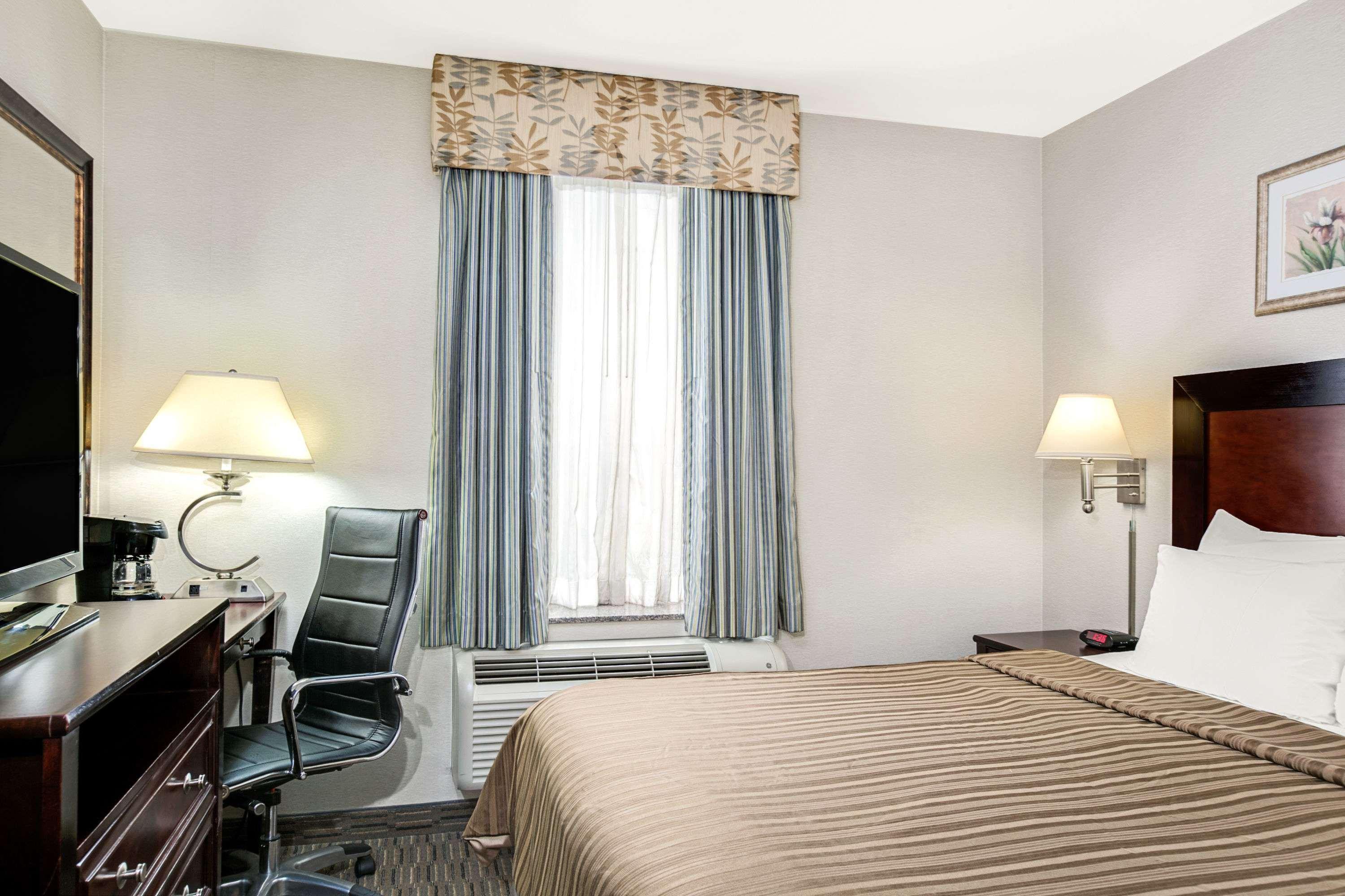 Days Inn By Wyndham Long Island City Нью-Йорк Экстерьер фото