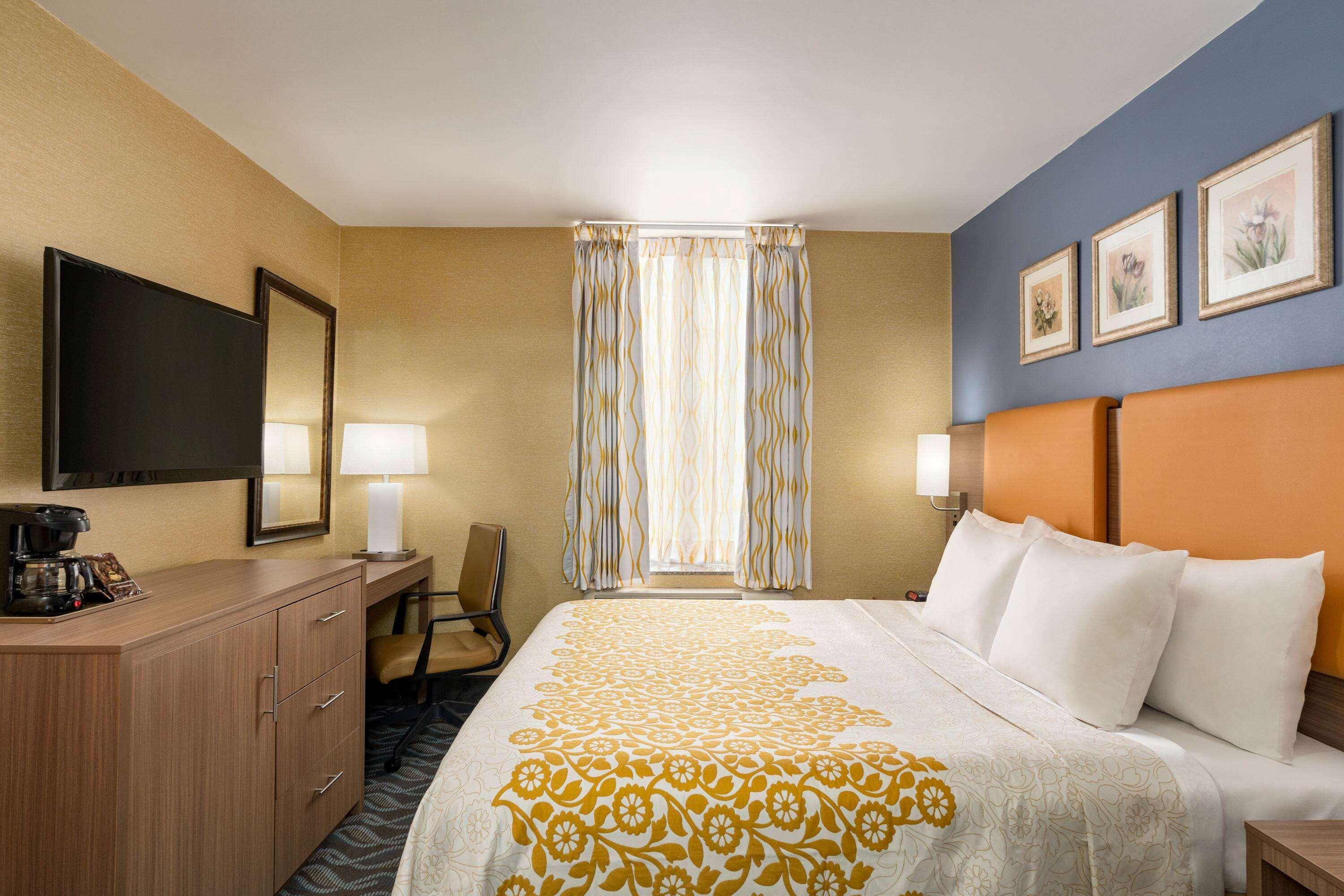 Days Inn By Wyndham Long Island City Нью-Йорк Экстерьер фото