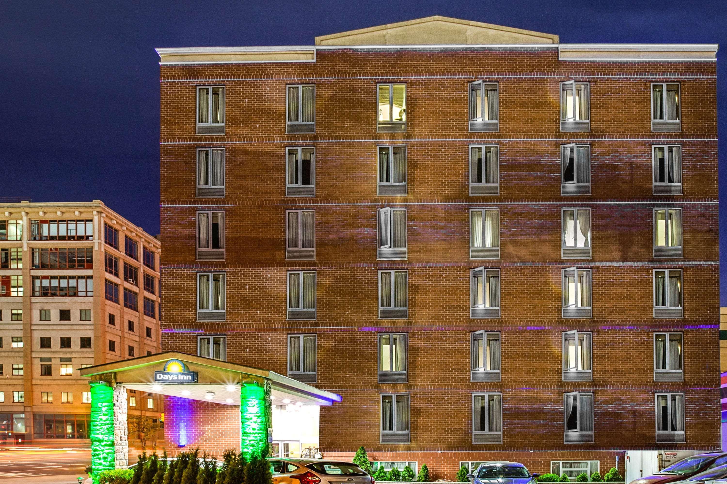 Days Inn By Wyndham Long Island City Нью-Йорк Экстерьер фото