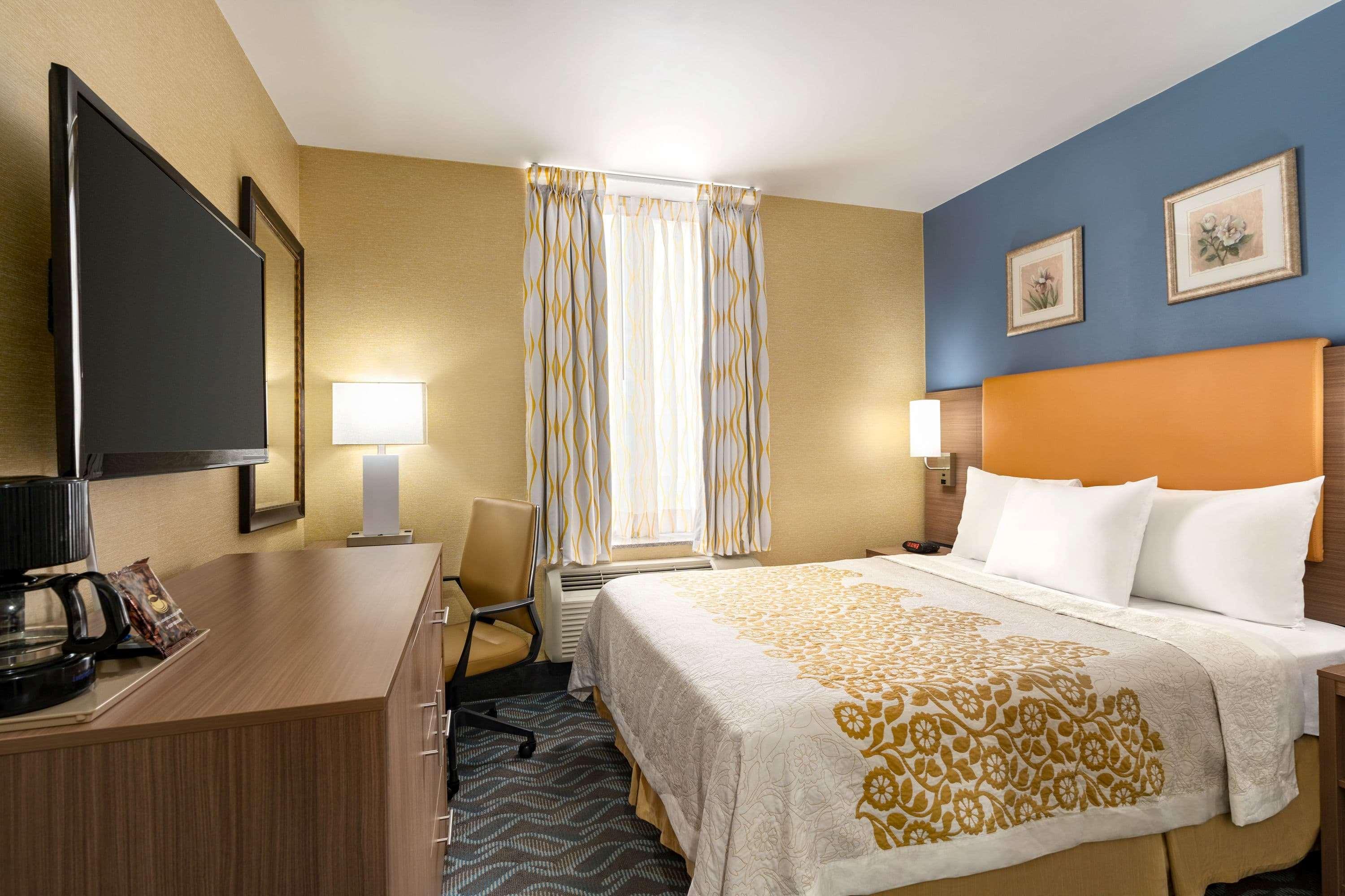 Days Inn By Wyndham Long Island City Нью-Йорк Экстерьер фото