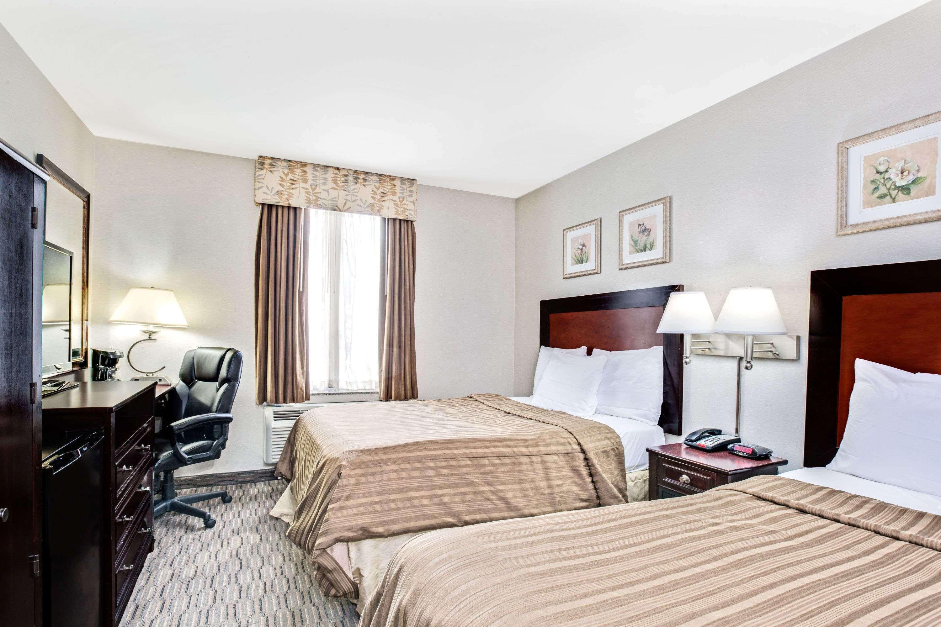 Days Inn By Wyndham Long Island City Нью-Йорк Экстерьер фото