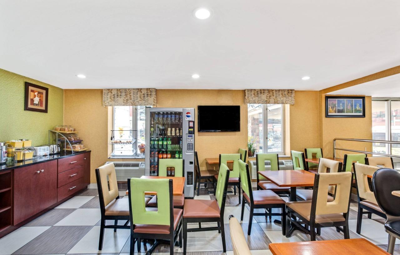 Days Inn By Wyndham Long Island City Нью-Йорк Экстерьер фото